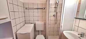 Douche, sèche-cheveux, serviettes fournies, savon