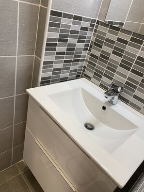 Combined shower/bathtub, hair dryer, towels