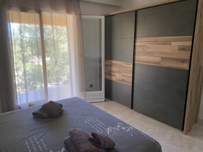 3 quartos, ferros/tábuas de passar roupa, berço de viagem