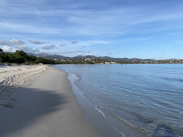 Perto da praia, espreguiçadeiras
