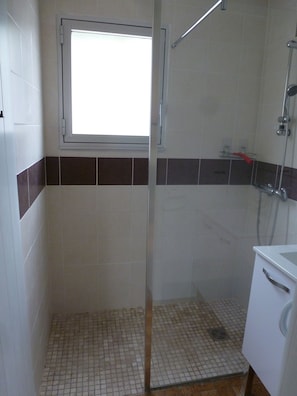 Shower, hair dryer - VIAS PLAGE Villa 6pers quiet all comfort 200m beach and shops (Vias)