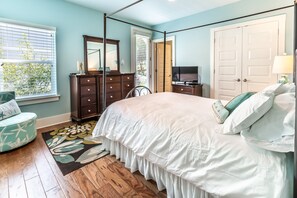 4 bedrooms, iron/ironing board, free WiFi, bed sheets - Beautiful owner-managed beach home. Walk to beach, trail, restaurants, shops (Santa Rosa Beach)