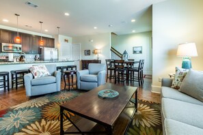 Smart TV, fireplace, video games, DVD player - Beautiful owner-managed beach home. Walk to beach, trail, restaurants, shops (Santa Rosa Beach)