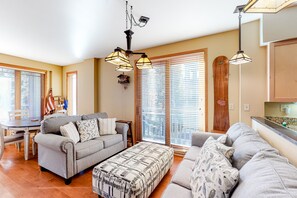 Fernseher, Kamin, Bücher