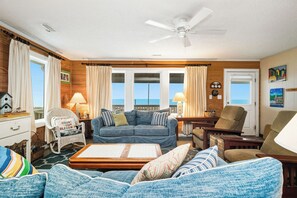 TV, lettore DVD, libri, videoteca