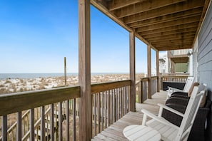 Property grounds - Mead Us At The Beach: Oceanfront home in East Beach (Oak Island)