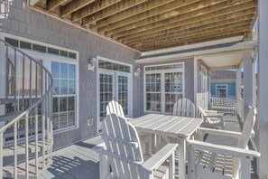 Outdoor dining - Angel's Rest: Home with Ocean View and Marsh View Decks Plus Top Deck with Views (Oak Island)