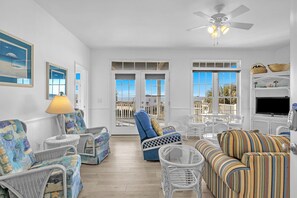 Fernseher, Kamin, DVD-Player, Bücher