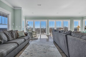 TV, caminetto, lettore DVD, impianto stereo