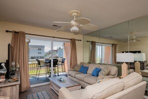 TV, lettore DVD, libri, videoteca