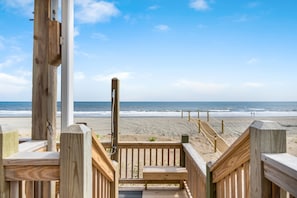 On the beach - Lady Di's: Oceanfront, Dog-friendly, West End Home (Oak Island)