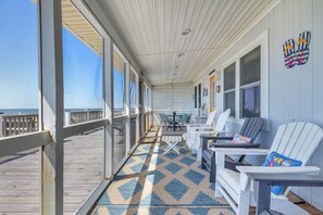 Terrace/patio - Blu Malibu: 5 Bed/3 Bath Oceanfront Home, Walking Distance to Davis Canal. (Oak Island)