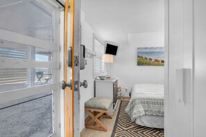 5 bedrooms, iron/ironing board, travel cot, WiFi - Blu Malibu: 5 Bed/3 Bath Oceanfront Home, Walking Distance to Davis Canal. (Oak Island)