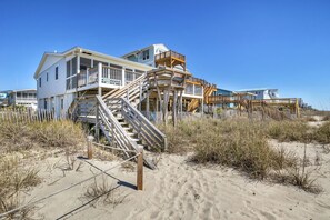 Exterior - Blu Malibu: 5 Bed/3 Bath Oceanfront Home, Walking Distance to Davis Canal. (Oak Island)