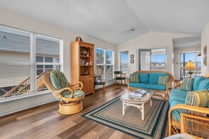 TV - Kirkman: Dog-Friendly Beachwalk Home in West Beach (Oak Island)