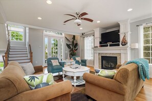 TV, lettore DVD, libri, videoteca