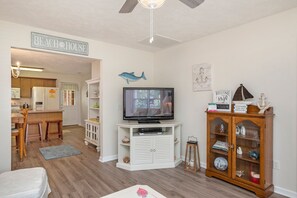 Fernseher, DVD-Player, Bücher