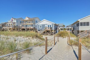 Ein Strandgrundstück mit mehreren Häusern, die durch Holzstege verbunden sind.
