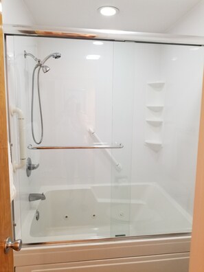 Combined shower/tub, jetted tub, hair dryer, towels