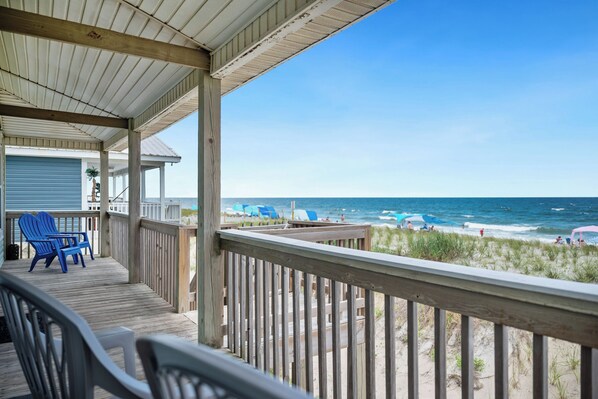 Property grounds - Absolute Beach: Oceanfront, Dog-friendly, Central Location (Oak Island)