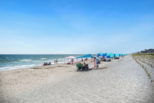 On the beach - Absolute Beach: Oceanfront, Dog-friendly, Central Location (Oak Island)