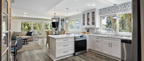 Refrigerador, microondas, horno, placa de cocina