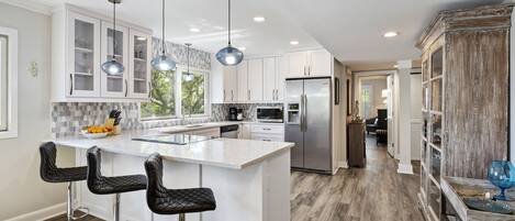 ثلاجة، ميكروويف، فرن، موقد طهي مسطح