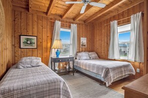 3 bedrooms, travel cot, Internet, bed sheets - Boys Oh Boy: Oceanfront House in West Beach (Oak Island)