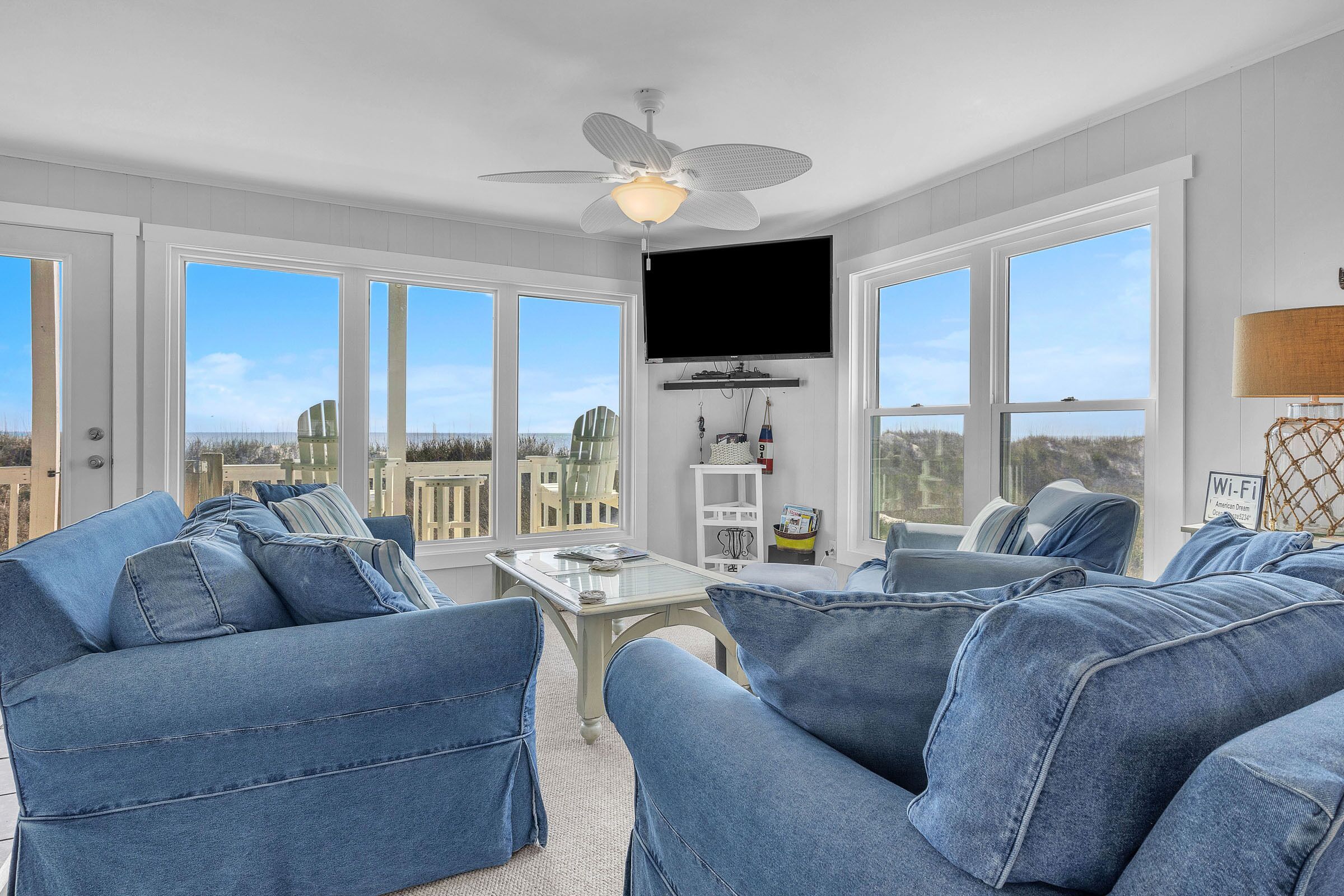 Fernseher, DVD-Player, Bücher, Videothek