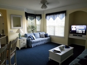 Living room with bay window and Smart/flat TV