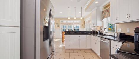 Opvaskemaskine, kaffe-/temaskine, højstol, bordgrill