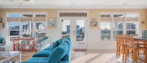 Télévision, lecteur de DVD, livres