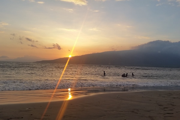 Sunset at Kolepolepo park right across the street from
Kihei Bay Surf