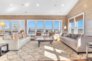 TV a schermo piatto, lettore DVD, libri, impianto stereo