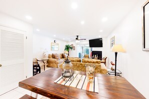 Televisión, chimenea y videojuegos