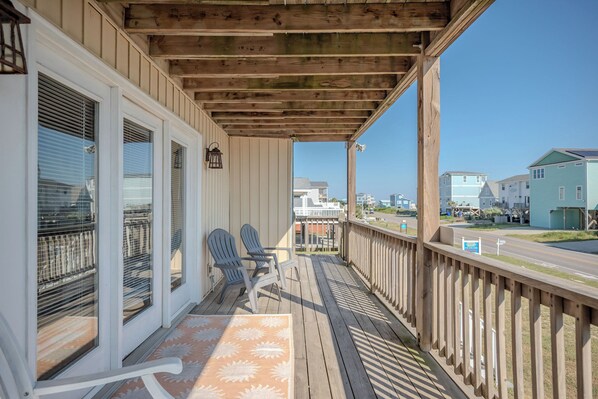 Property grounds - BeachyPeachyKeen.com: 4 Bed/2 Bath Home with Fun Decor and Ocean Views (Oak Island)