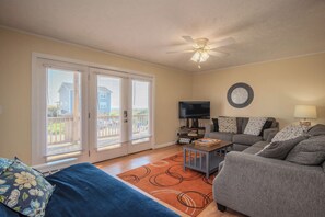 TV, lettore DVD, libri