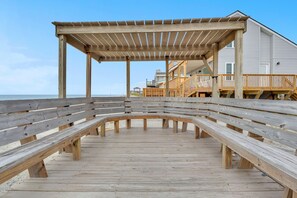 Terrace/patio - Wahoo: Oceanfront house in West Beach near Fish House Restaurant. (Oak Island)