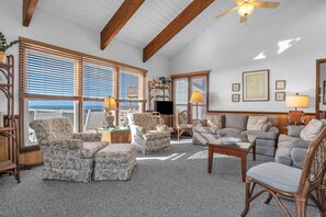 Televisión, reproductor de DVD, libros y estéreo 