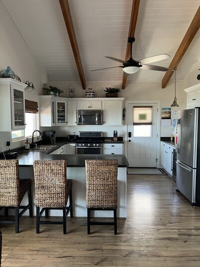 AMAZING VIEWS!! LARGE BEAUTIFUL HOME WITH PRIVATE POOL OVERLOOKING THE OCEAN!