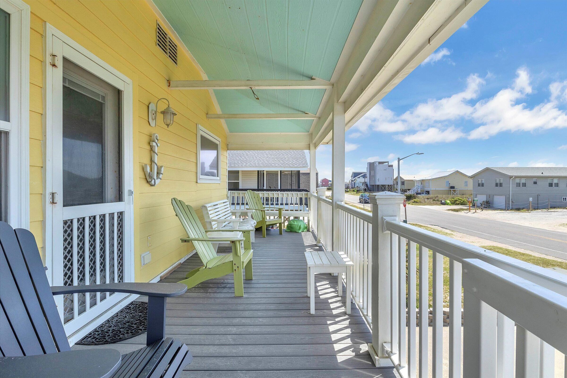 Allegra: Dog-Friendly Home with Modern Kitchen / Baths and Easy Beach Access