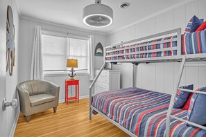 4 bedrooms, iron/ironing board, internet, bed sheets