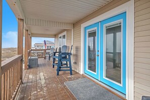 Property grounds - Beach Bums: Bright and Inviting Oceanfront Home (Oak Island)