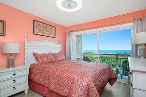 3 bedrooms, iron/ironing board, WiFi, bed sheets - Tranquility 2: Oceanfront Community Pool, Convenient Beach Access (Caswell Beach)
