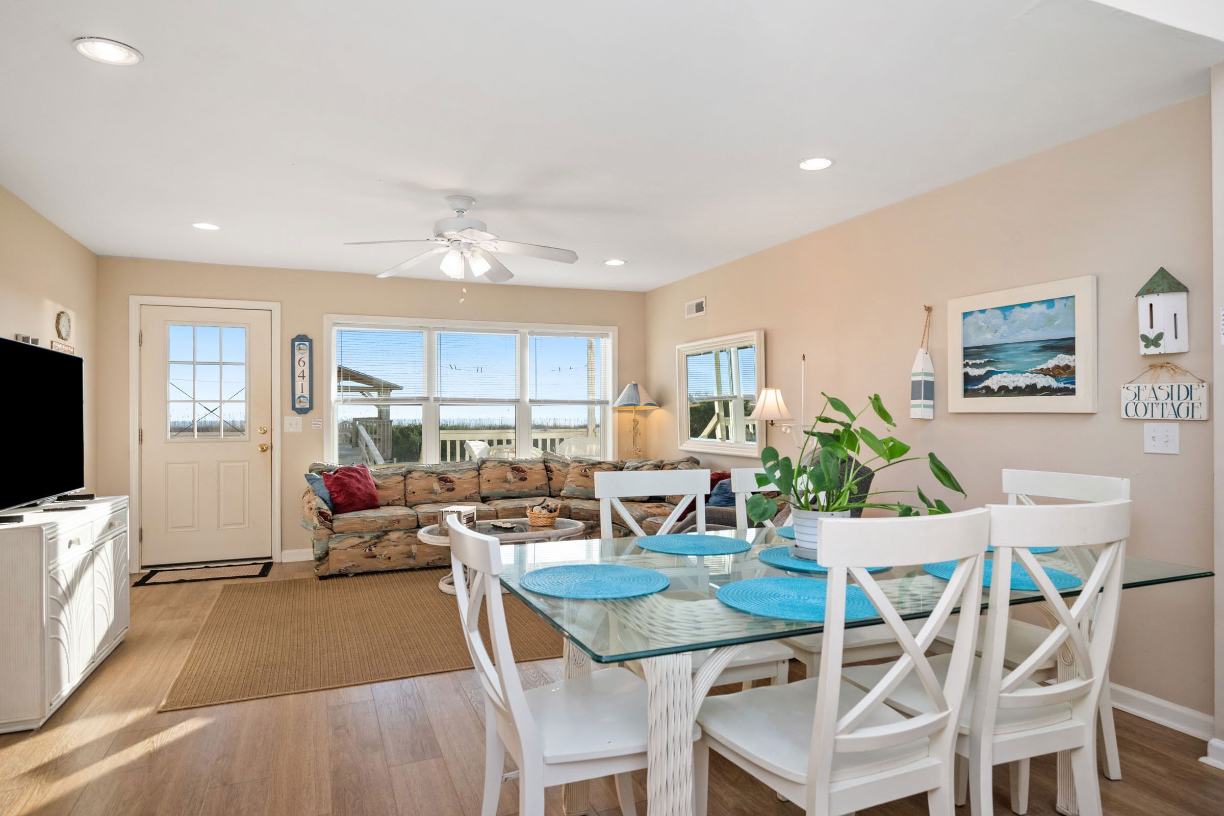 Katie Lou's Place: Dog-Friendly Oceanfront Home on Caswell Beach
