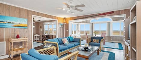 Tv, bøger, stereoanlæg