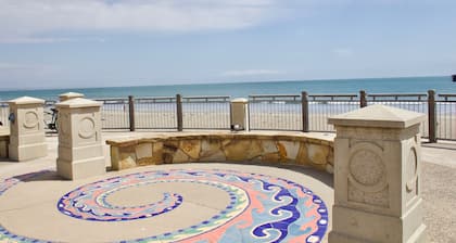 BIKINI BUNGALOW ~ NOUVEAU LOOK! GRAND condo, Ă quelques pas de la plage + Parking, Famille