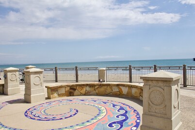 Bikini Bungalow - Large condo, Steps from Beach + Parking, Family