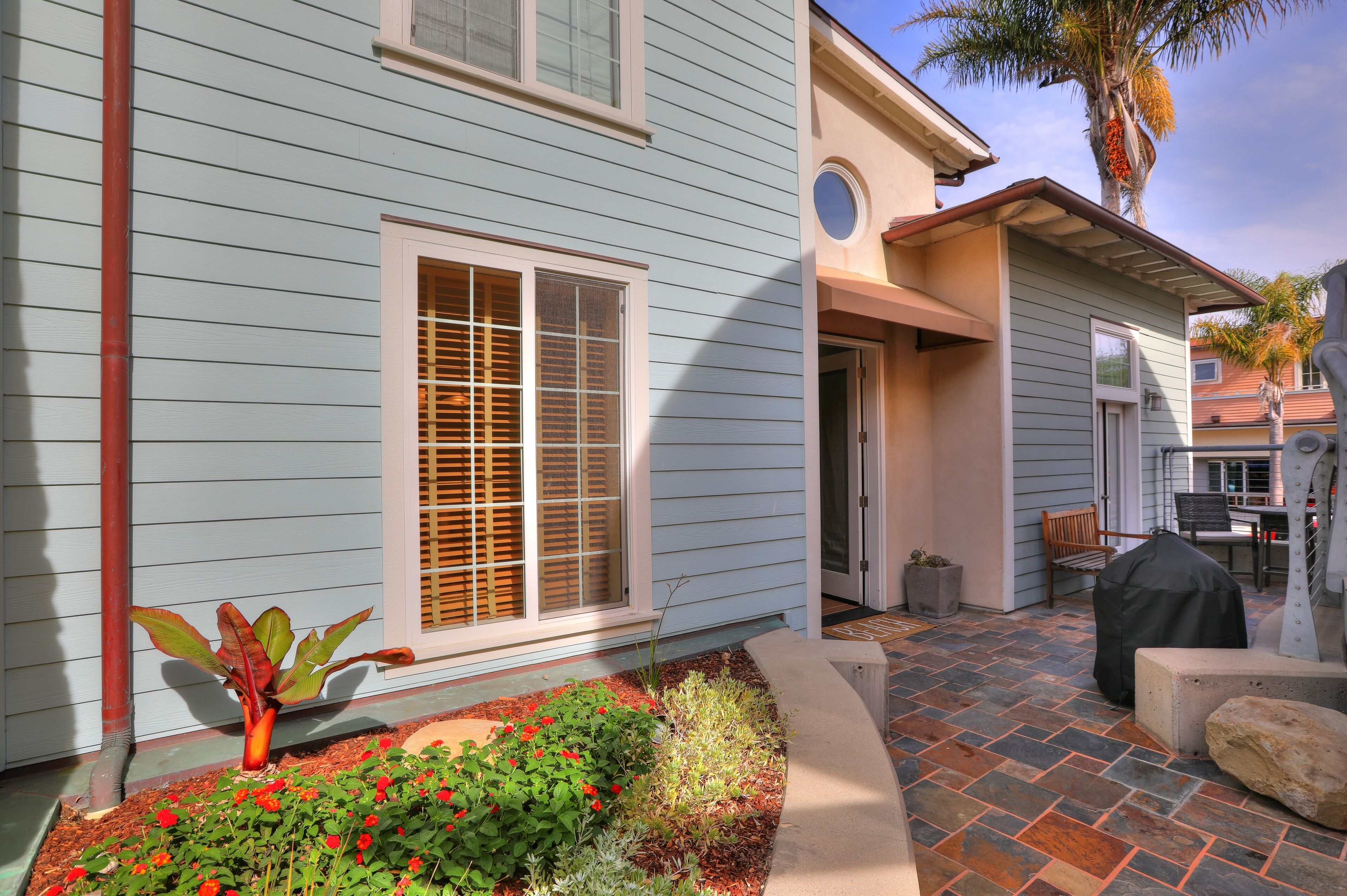 BIKINI BUNGALOW ~ NEW LOOK! LARGE condo, Steps from Beach + Parking, Family