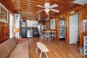 Televisión de pantalla plana, reproductor de DVD y libros 